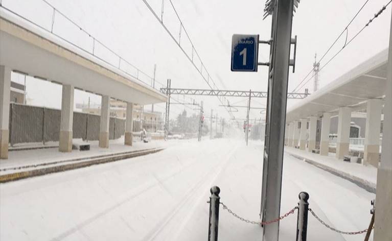 La stazione centrale sommersa dalla neve