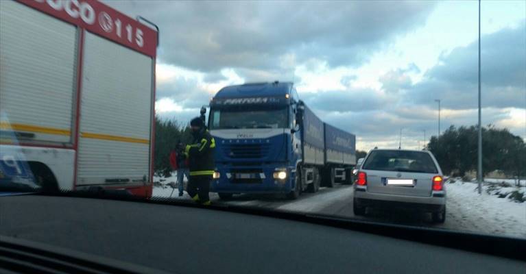 Tir fuori controllo sulla Molfetta-Terlizzi