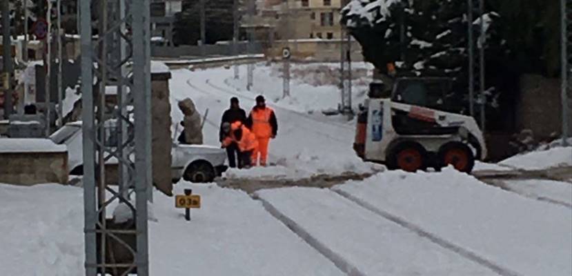 Operai Ferrotramviaria al lavoro per liberare i binari dalla neve