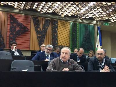 In primo piano il consigliere Nino Marmo