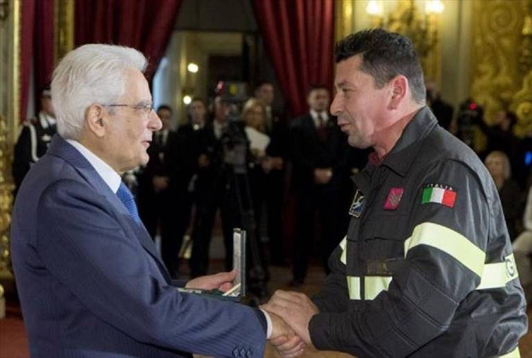 durante la consegna delle onoreficenze