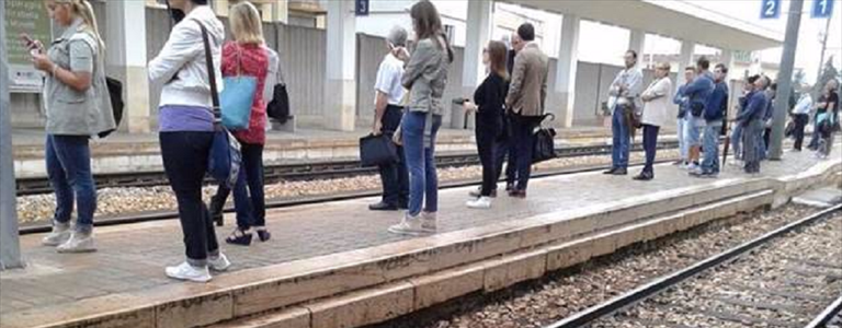 Pendolari in attesa di un treno della Bari nord