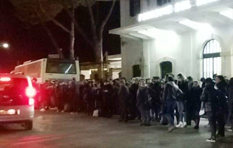 Pendolari esasperati: «Ecco come stiamo viaggiando»