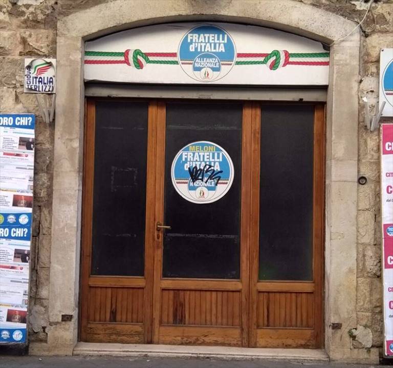 imbrattata sede fratelli d'italia