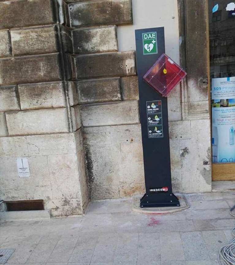 Installati i primi totem defibrillatori
