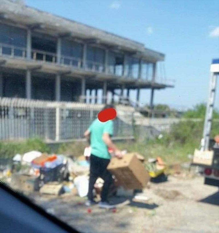 Fruttivendolo scarica casse e imballaggi per frutta vicino l'ex mobilifico