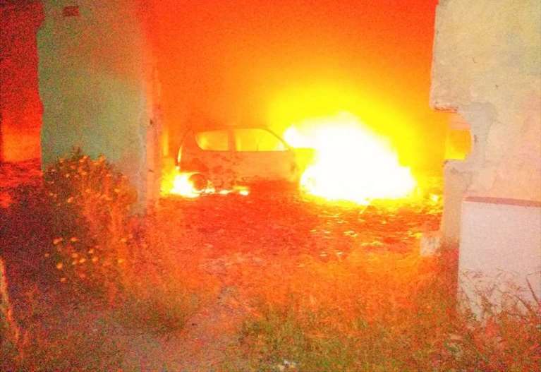 Auto bruciata sulla provinciale 231