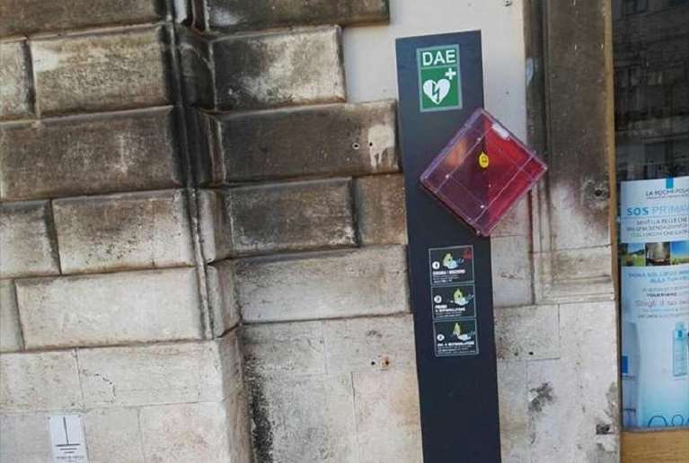 Installati i primi totem defibrillatori