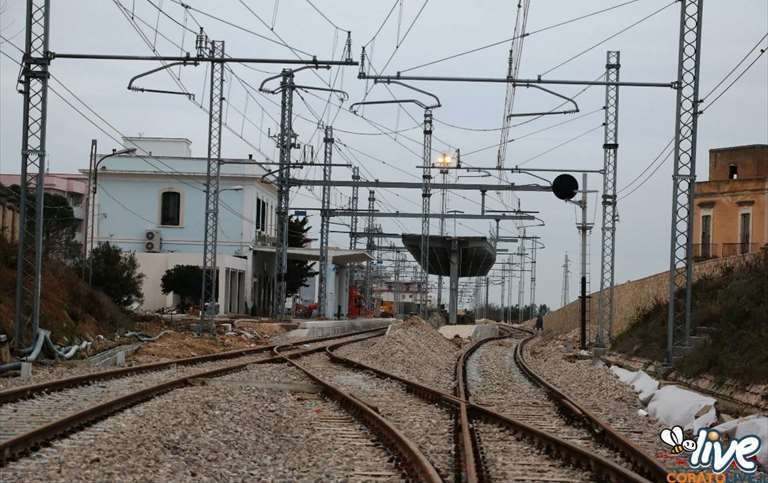Smantellato il nuovo marciapiedi della stazione: era "sbagliato"