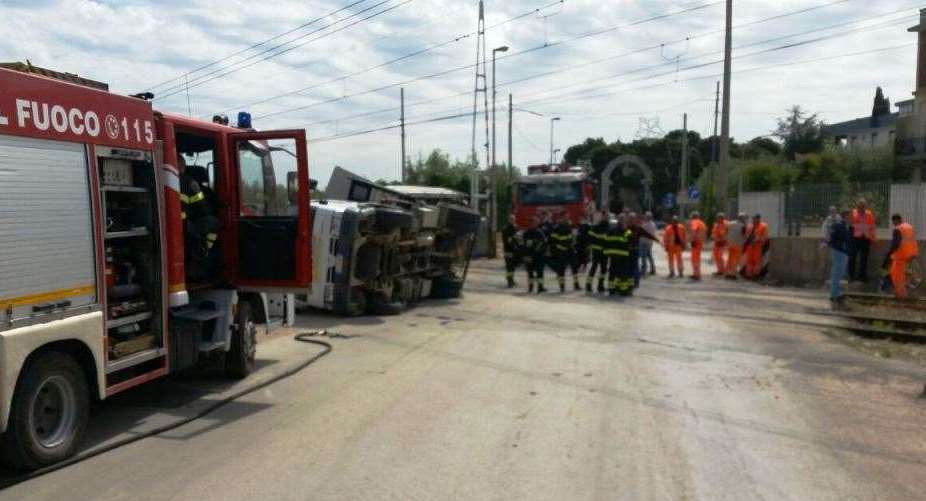 Camion si ribalta sui binari