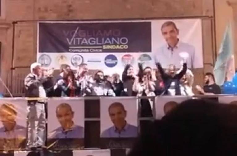 La Comunità Civica riempie piazza Cavour