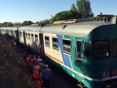Scontro frontale tra due treni in Salento