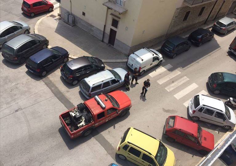 Uomo resta bloccato in ascensore