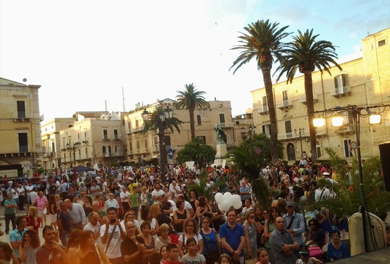 Una piazza Cavour già gremita ad inizio manifestazione