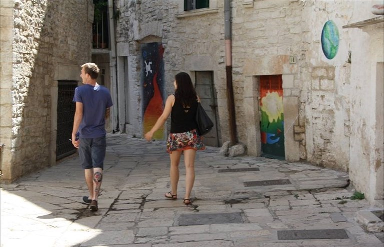 Turisti inglesi a spasso per il centro storico
