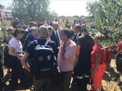 Emiliano sul luogo dell'incidente ferroviario