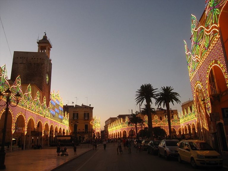 Festa Maggiore e la piazza illuminata