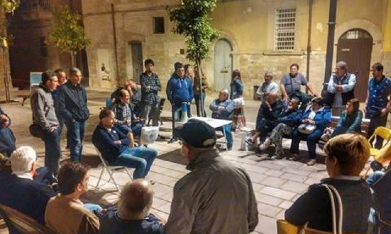 assemblea all'aperto di città civile