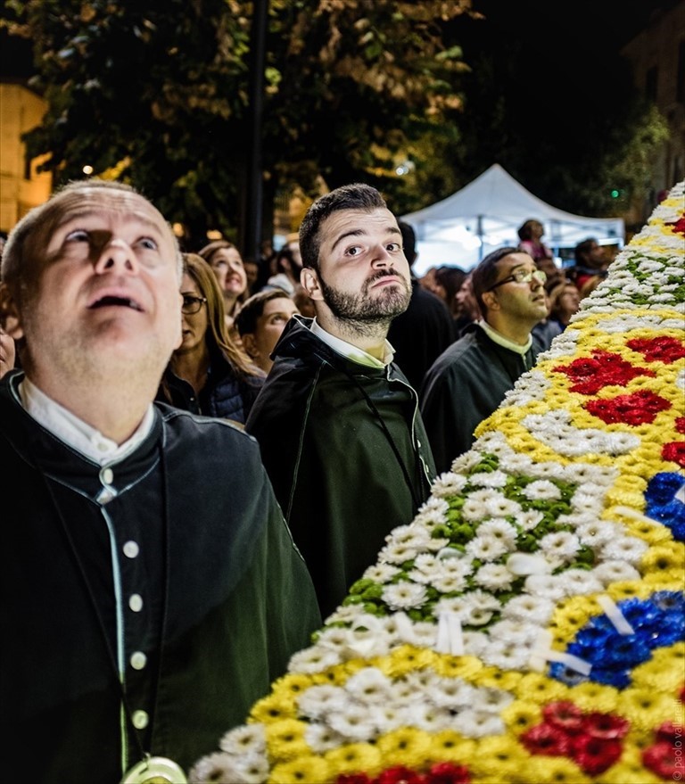 La processione del Carro Floreale della Madonna del Rosario
