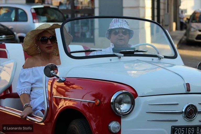 In città scene da “La dolce vita”. Le immagini della sfilata di veicoli d’epoca del 2015