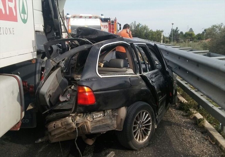 L'auto distrutta dopo l'incidente sulla SS16 bis
