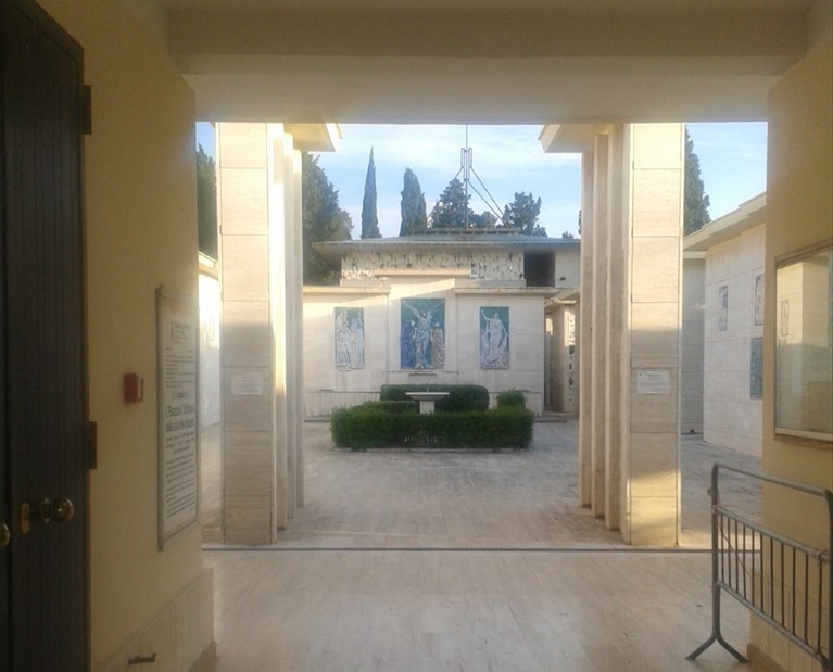Ingresso nel cimitero di Terlizzi