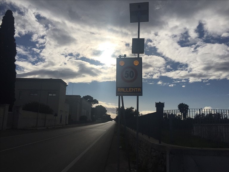 I segnali luminosi per invitare a rallentare sulla Molfetta-Terlizzi