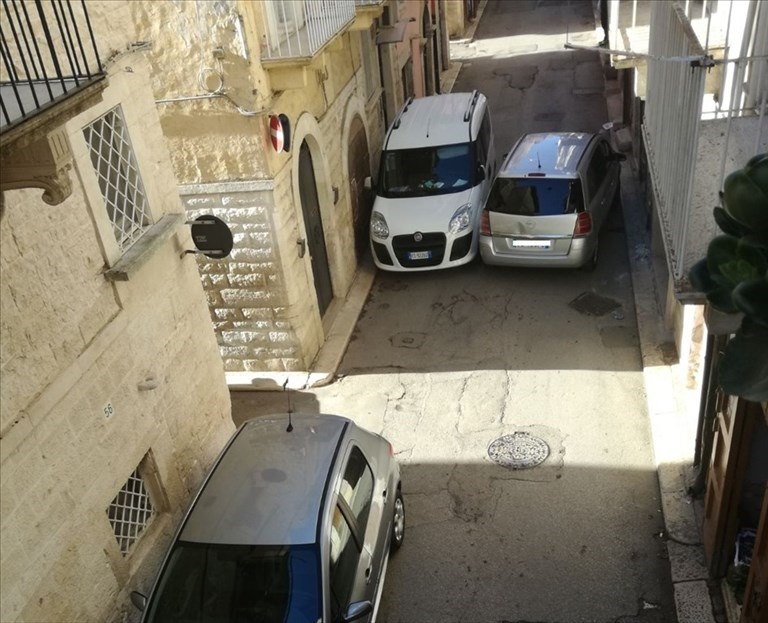 Parcheggi selvaggi in Via Poerio: «Auto costrette a svoltare controsenso»