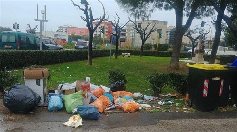 Rifiuti abbandonati vicino all'aiuola di Padre Pio. «A soli 50 metri dalla sede dei Vigili Urbani!»