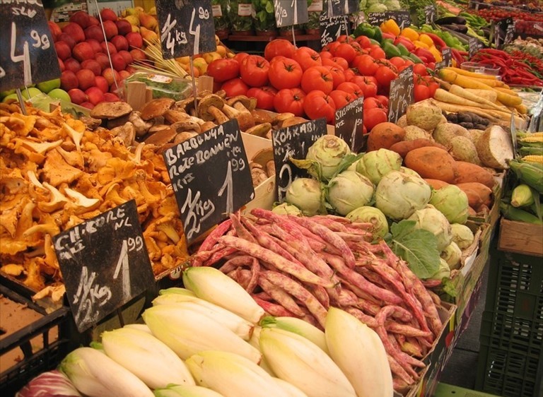 Bancarelle di frutta e verdure