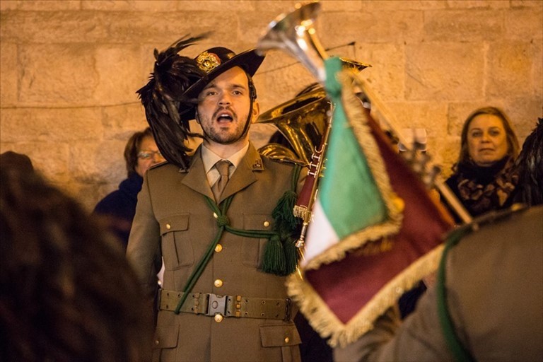 Un momento dell'esibizione dei bersaglieri