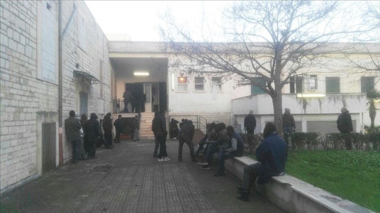 migranti in Via Firenze