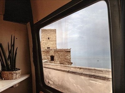 Uno sguardo sul Castello Svevo dal van