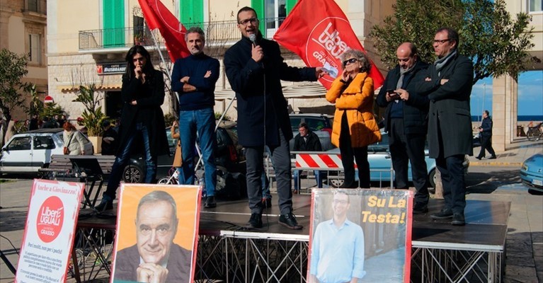 Nico Bavaro di Liberi e Uguali in comizio