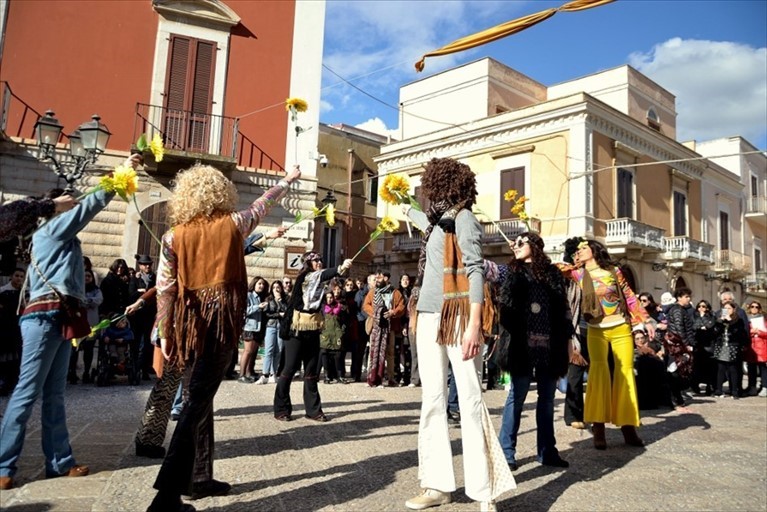 Il sole "bacia" l'anteprima del Carnevale coratino