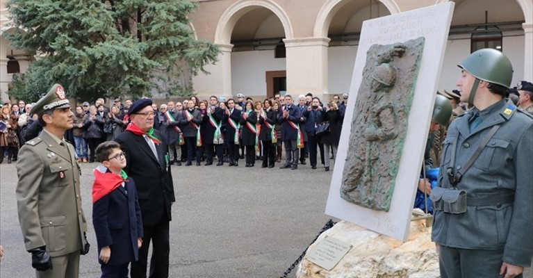 L'inaugurazione del monumento ai caduti in tempo di pace e guerra