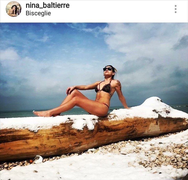 Modella su neve in spiaggia a Bisceglie