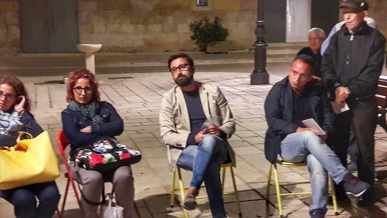 assemblea all'aperto di città civile