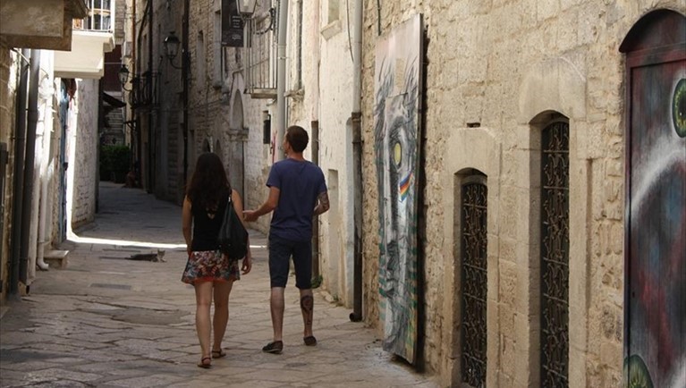Turisti inglesi a spasso per il centro storico