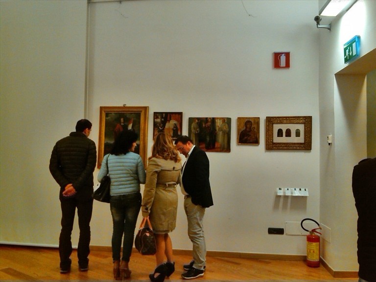 Visitatori nelle sale della Galleria Devanna
