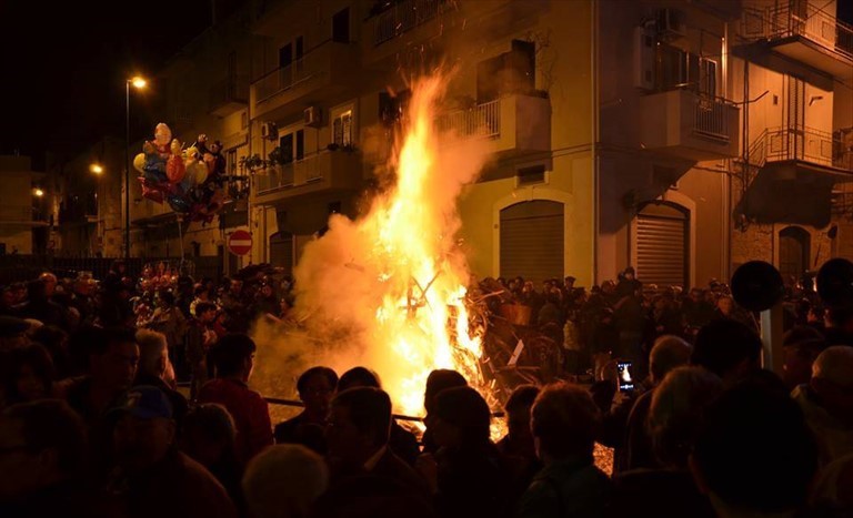 accensione del fuoco per la madonna dell annunziata