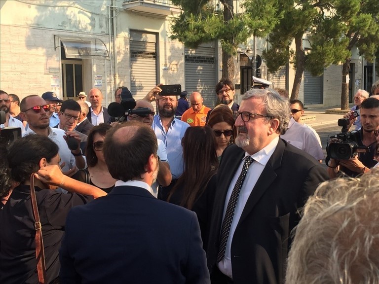 L'intitolazione del piazzale della stazione alle 23 vittime del disastro ferroviario