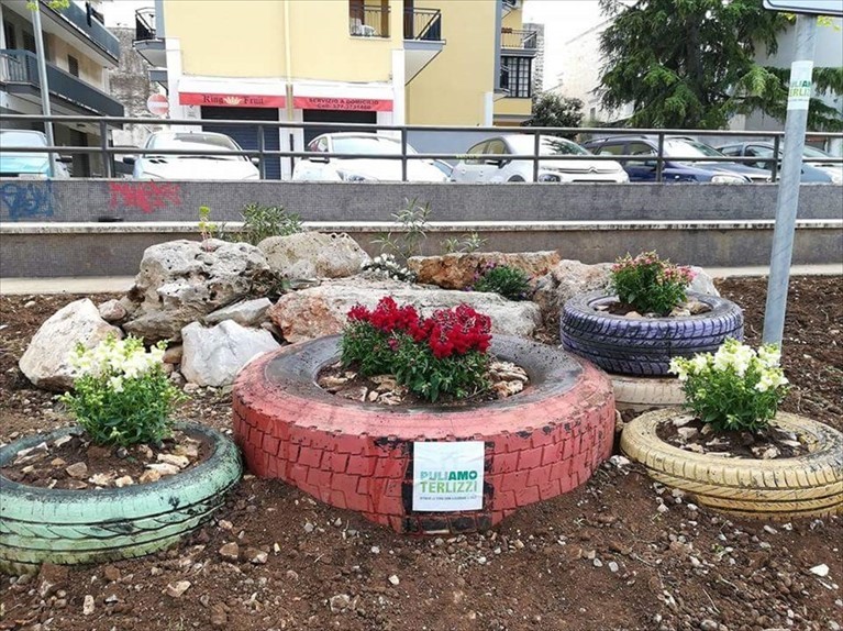 "Mettete dei fiori nei vostri cerchioni". La crociata anti-copertoni di Puliamo Terlizzi