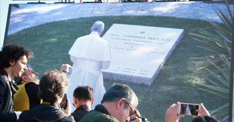 Papa Francesco sulla tomba di don Tonino