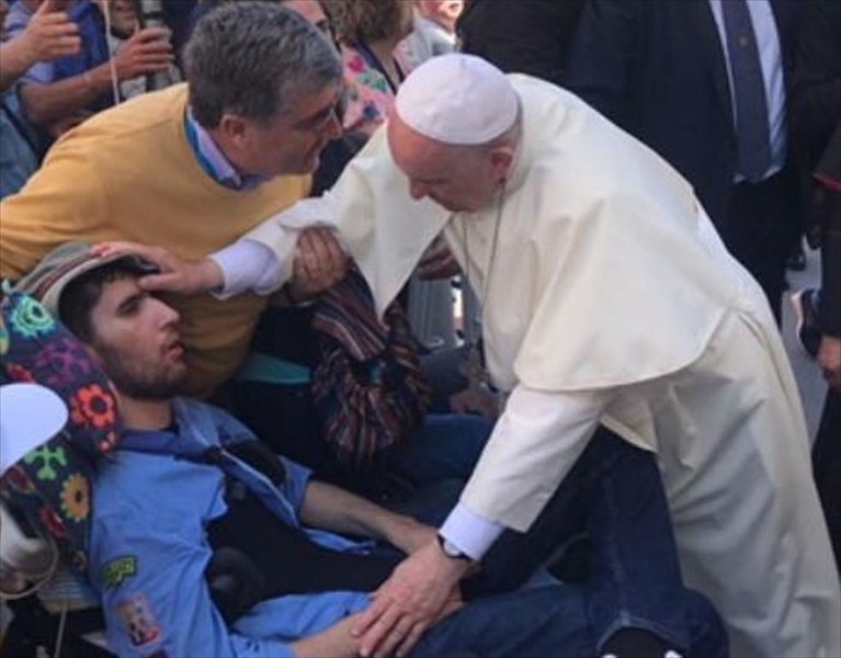 Papa Francesco con Biagio e il suo papà
