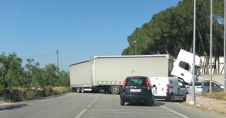 camion bloccato sulla terlizzi-molfetta