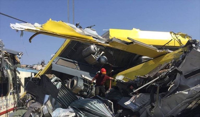 Un vigile del fuoco tra le lamiere del disastro ferroviario