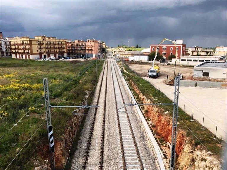 I binari fotografati dal ponte di via Ruvo
