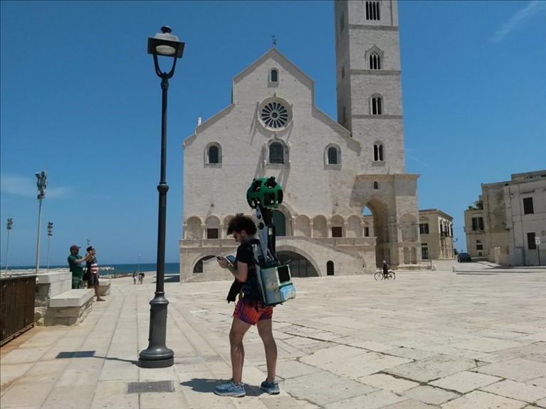 Camminare su mappe virtuali non costa fatica. Tranne che per l’uomo-robot di Google