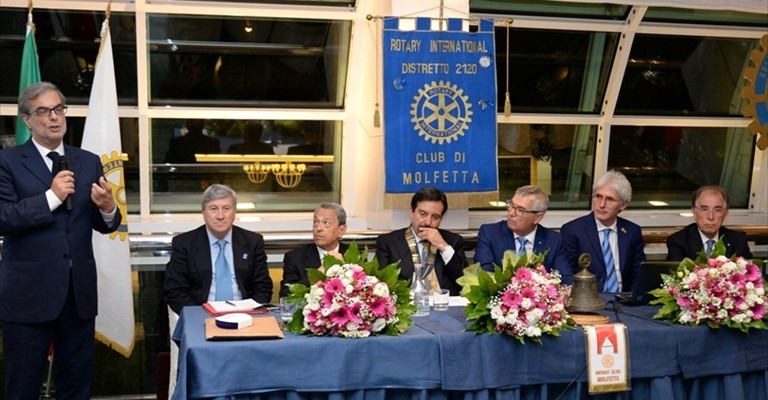 Il passaggio di martelletto al Rotary Club